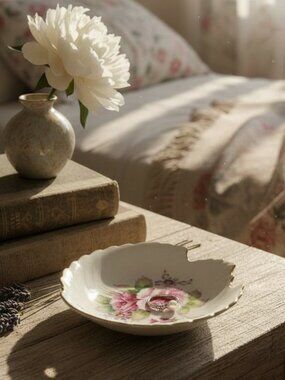 Vintage 40s Trinket Dish Leaf Shape‎ w/Cut Out Handle Roses Decor Occupied Japan